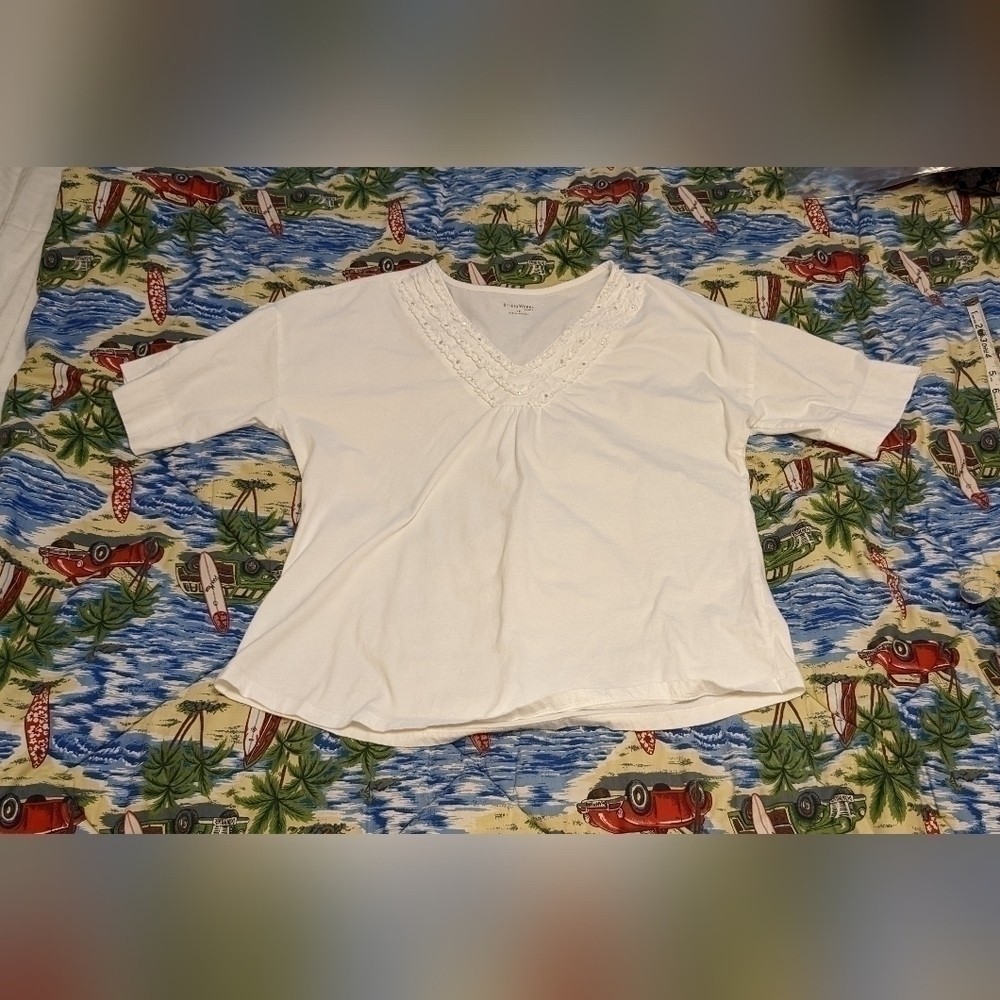 STUDIO Works bright white v-neck top with collar embellishment size 1X